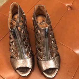 Sofft metallic leather heels w/zipper front. 6.5